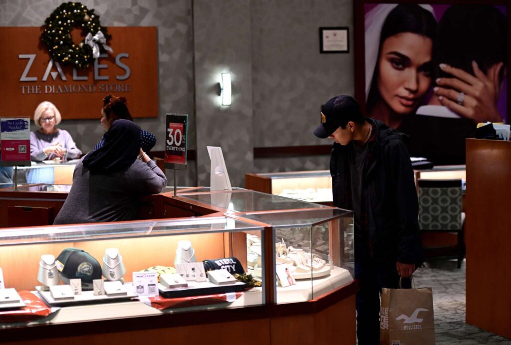 Signet Jewelers Stock Tumbles After Company Cuts Outlook on Soft Holiday Sales