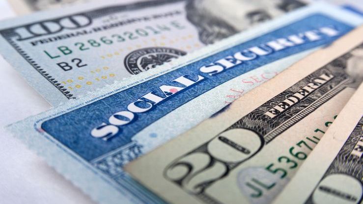If I Claim $3,000 in Social Security, Does My Wife Have to Separately File for Her Spousal Benefit?