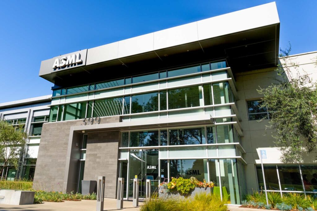 ASML Holding: Regression Analysis Shows 35% Upside Potential By 2027 (NASDAQ:ASML)