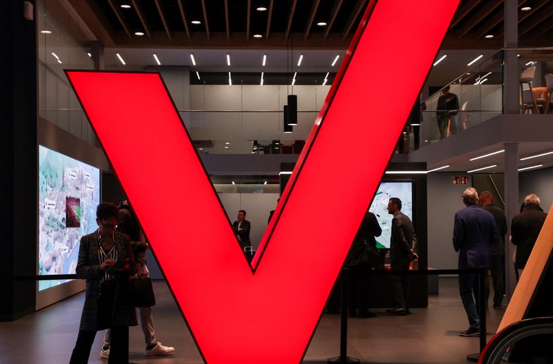 Verizon warns of 'soft' subscriber growth on strong competition, shares fall