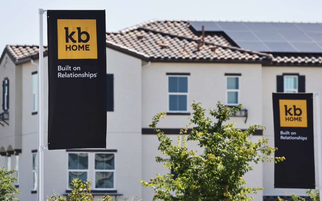 Homebuilder Stocks Buck Market Selloff as Mortgage Rates Drop