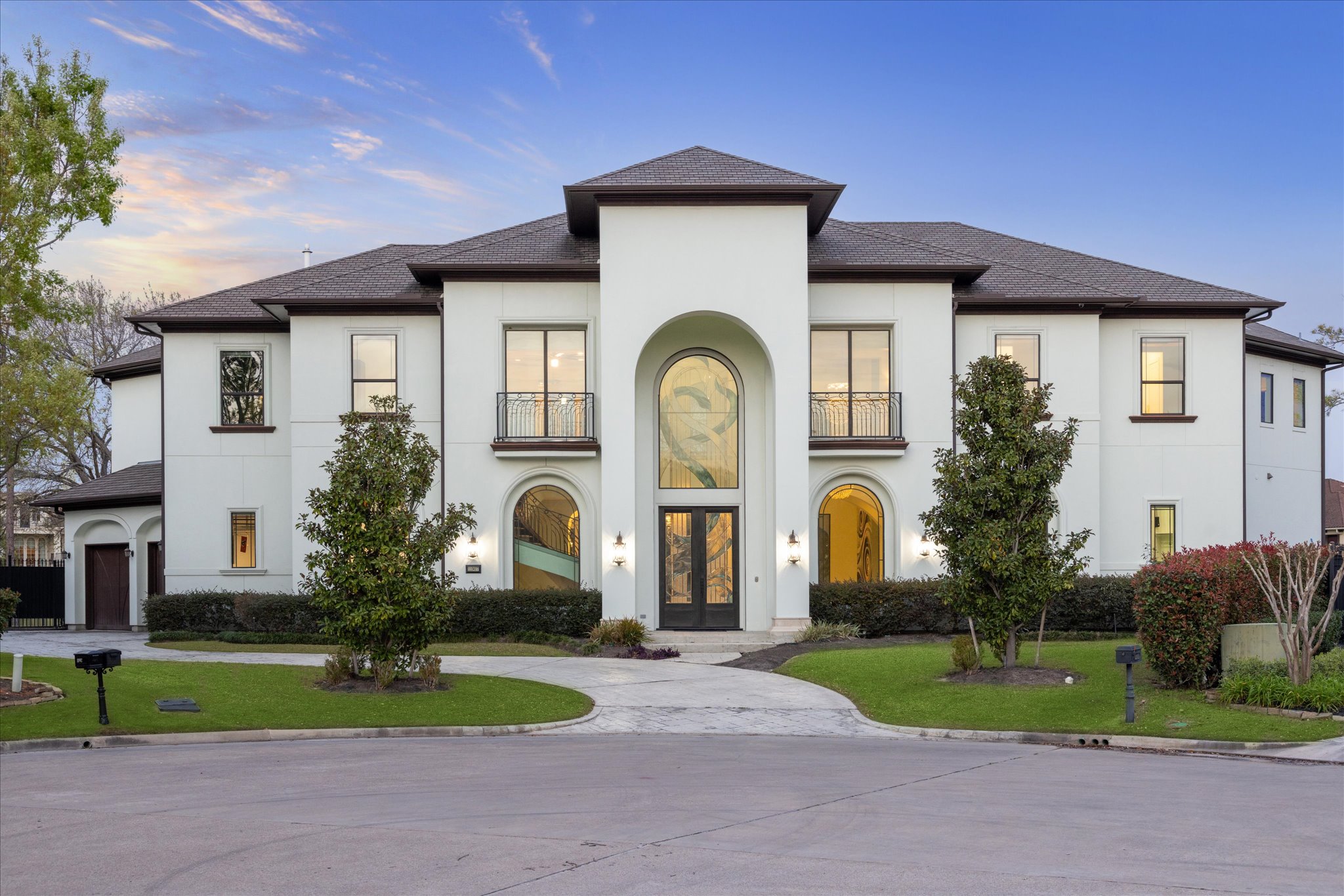 A home for sale by a golf course in Houston, Texas.