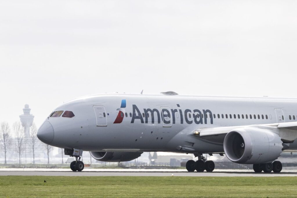 American Airlines Joins Rivals in Withdrawing Full-Year Outlook