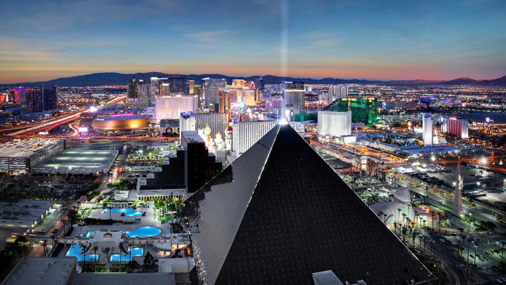 Another icon closes on the Las Vegas Strip
