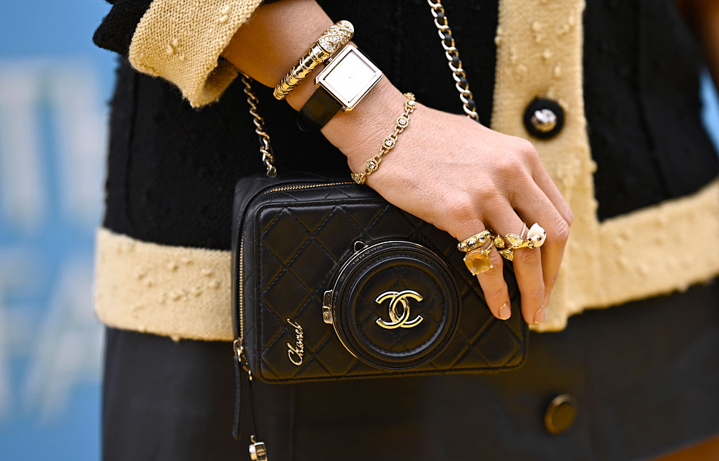 Blake Lively attends the &quot;Another Simple Favour&quot; photocall at the Corinthia Hotel on April 15, 2025 in London, England, wearing a Chanel camera purse and gold jewelry.