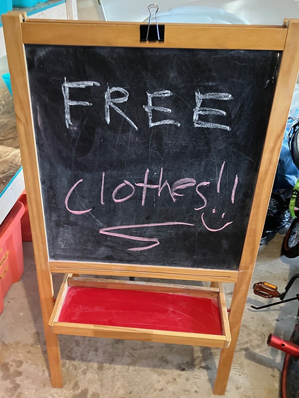 free clothes sign