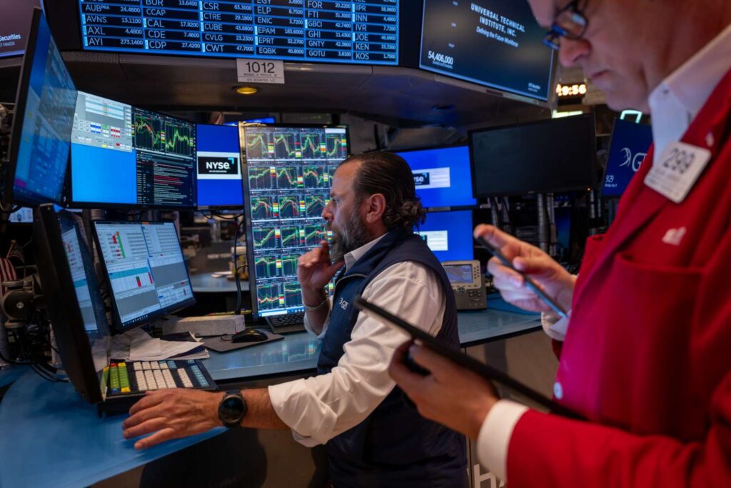 S&P 500 Falls for 5th Straight Day as Investors Brace for Powell Speech; Walmart Stock Tumbles After Earnings