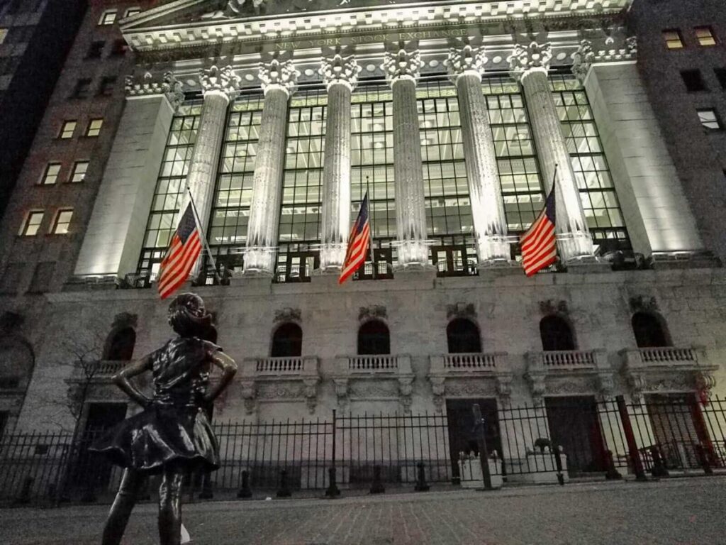 Stocks Settle Sharply Lower on Economic Risks