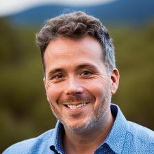Dr. Daniel Crosby, an expert in Financial Success,  smiling in front of the camera while outdoors.