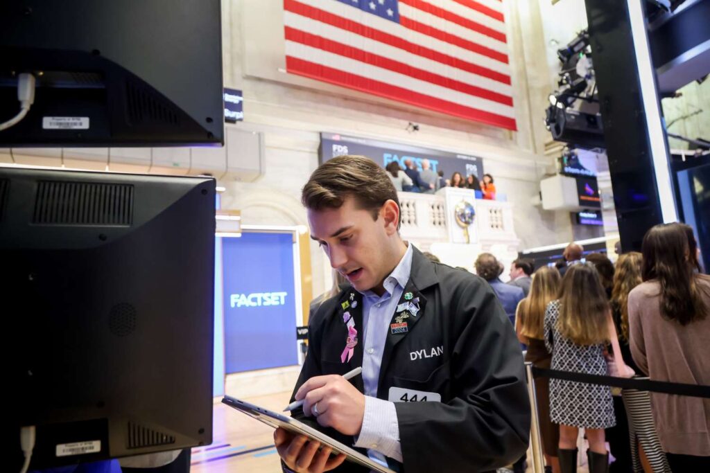 Stocks Advance to Begin Week; Gold Recovers as US Government Shutdown Hits 20 Days