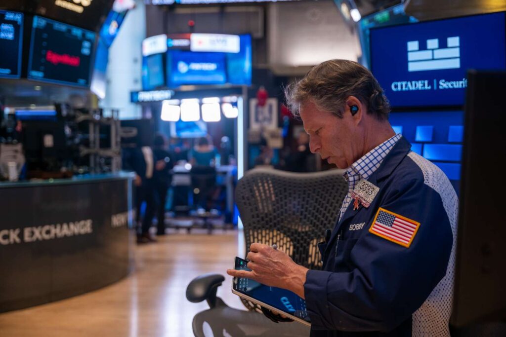 Stocks End Mixed on Busy Earnings Day; Dow Closes at Record; Gold Dives After Setting New High