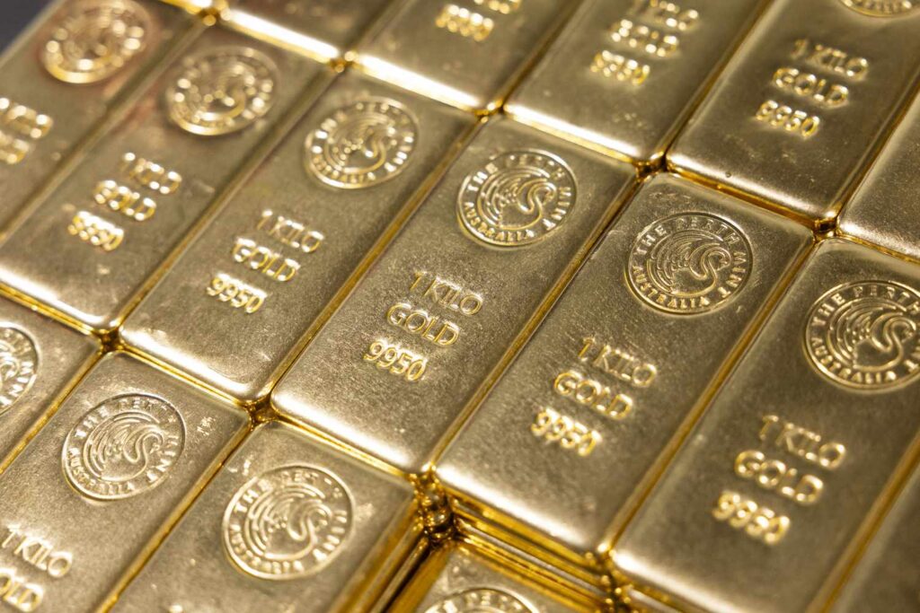 Gold Plunges From Record High With Biggest One-Day Decline in 12 Years