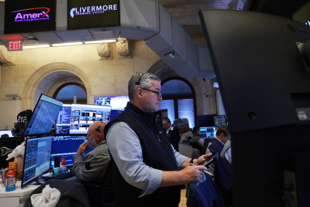 Stocks Wrap Up a Down Week on a High Note; Dow Closes Up Nearly 500 Points; NY Fed Chief Signals Support for Rate Cut