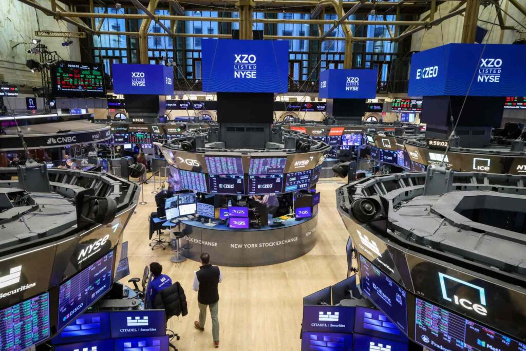 Stocks Gain for 4th Straight Session Entering Holiday; Major Indexes on Track for Biggest Weekly Surge Since June