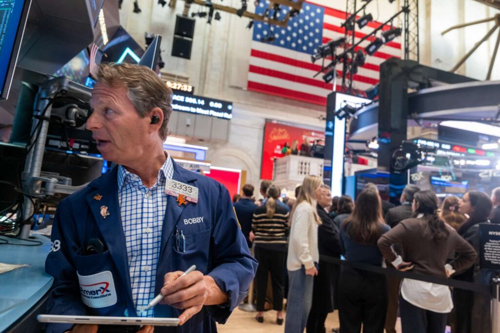 Stocks End Higher on Black Friday; Indexes Log Best Week Since June But Nasdaq Snaps Seven-Month Winning Streak