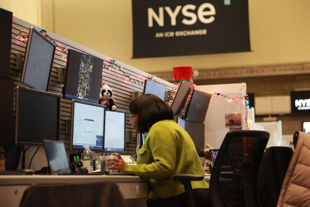 Stocks Mostly Lower to Begin New Year After Major Indexes End 2025 With 4-Session Skids