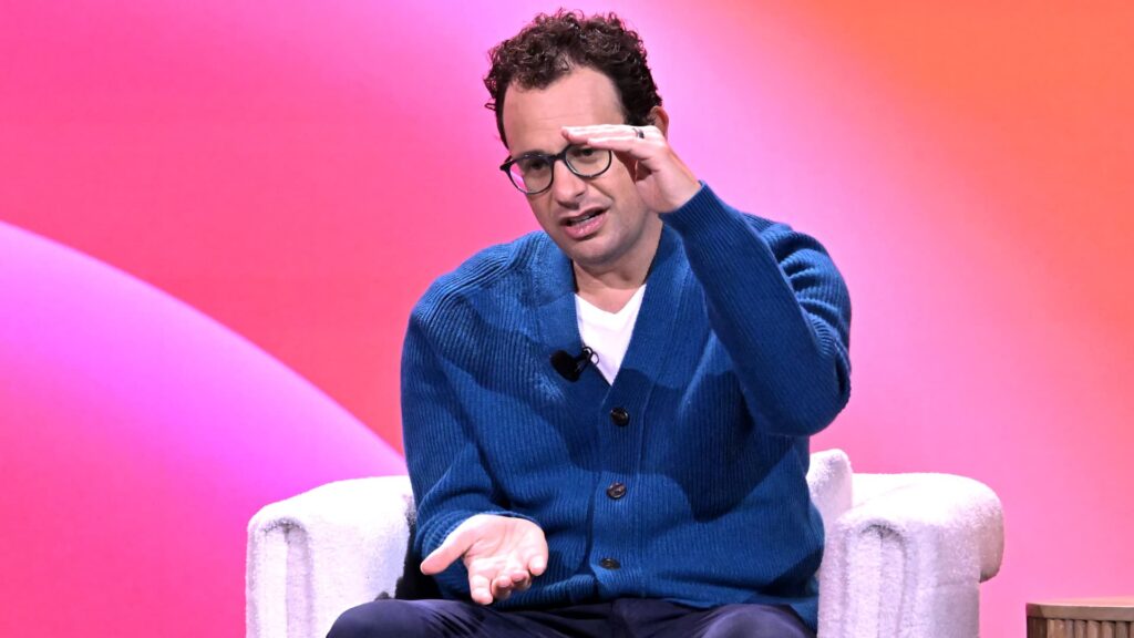 Anthropic releases Claude Sonnet 4.6, the new default for free and pro