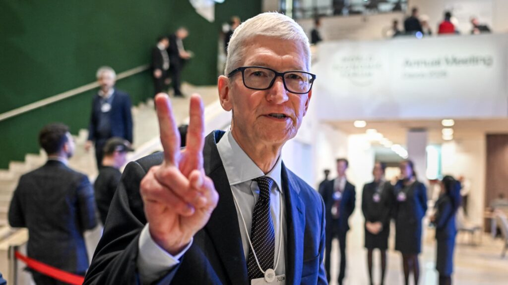 Apple CEO Tim Cook shoots down retirement rumors on 'GMA'