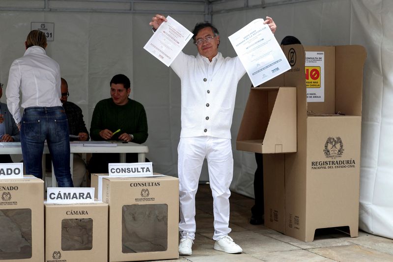 Colombians vote in legislative contest, presidential primaries