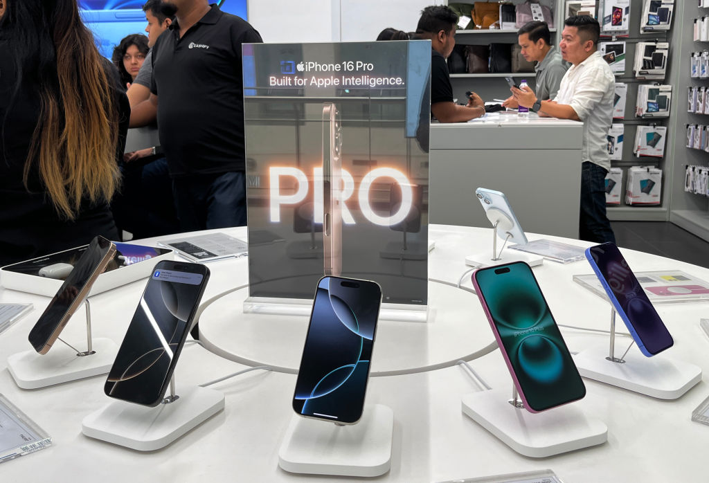 Several iPhones in an Apple store display