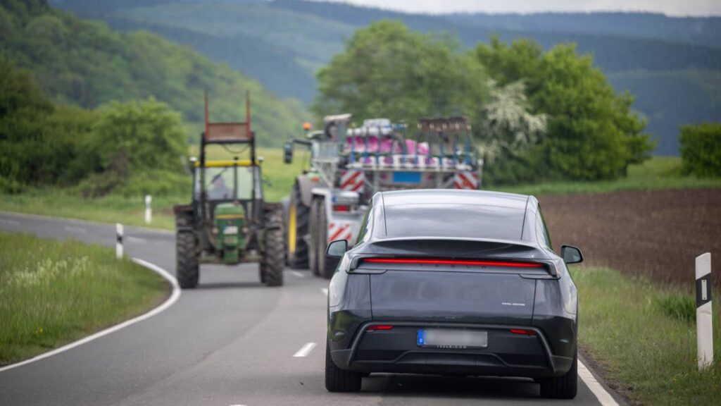 Tesla FSD makes dangerous mistake in unfamiliar territory