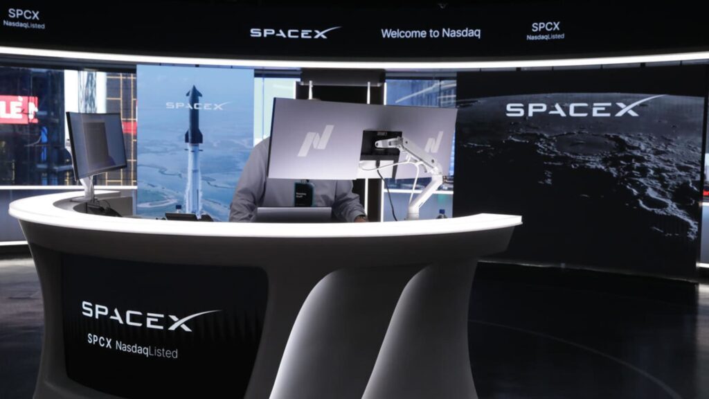 SpaceX options debut with tails looking `dangerous,' strategist says