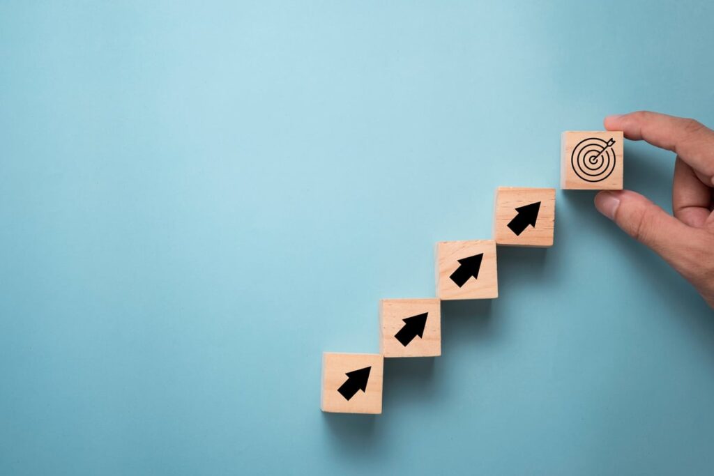 Blocks with arrow pointing up towards a target.