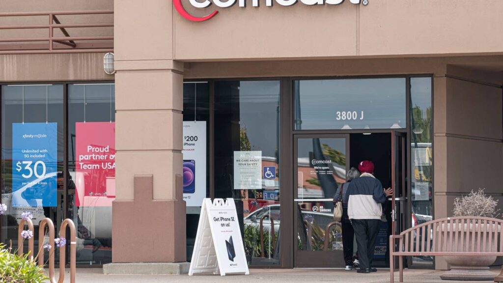 Comcast adds new service to internet plans as customers leave